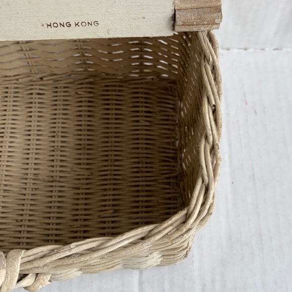 Vintage Hong Kong white distressed small basket - Picture 10 of 16